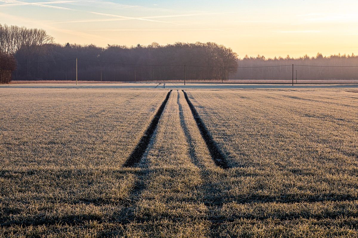 Frostkledd jorde i soloppgang – intet til utlegg kan være starten på en ny og ryddigere økonomisk hverdag.