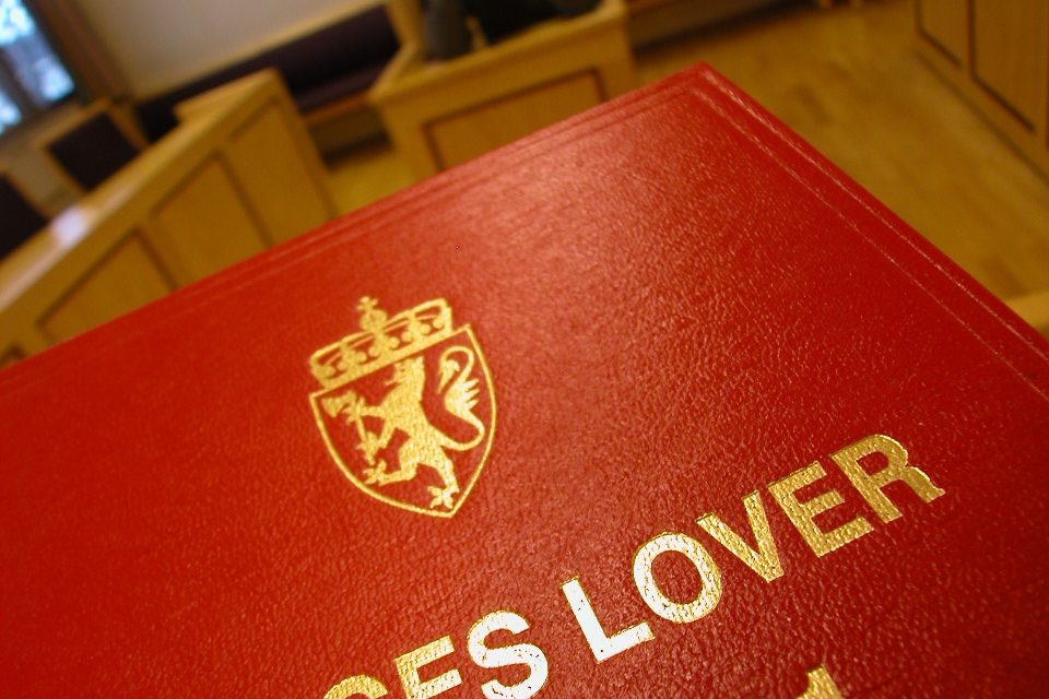 Norges lover i rød skinninnbinding – retten til kredittsperre er lovfestet i kredittopplysningsloven.