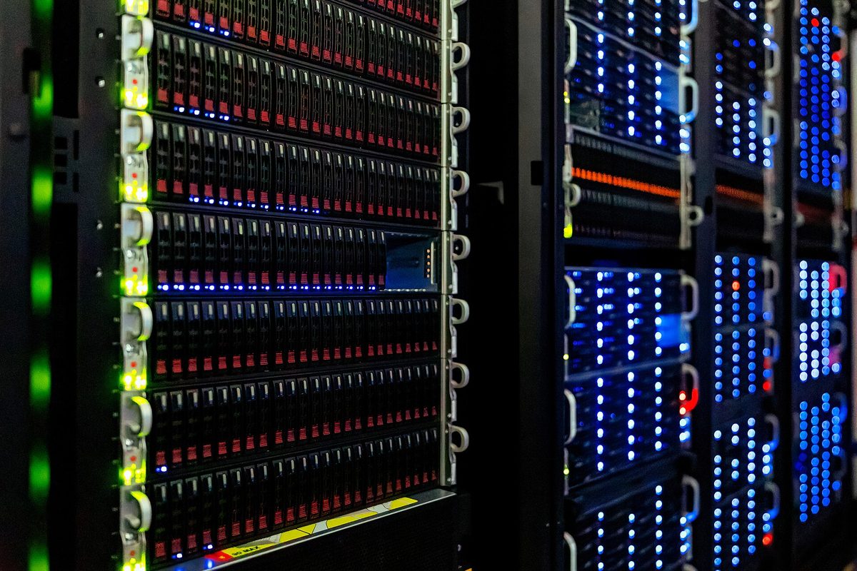 Serverrack med nettverkskabler – Gjeldsregisteret lagrer gjeldsopplysningene dine digitalt, uavhengig av kredittsperren.