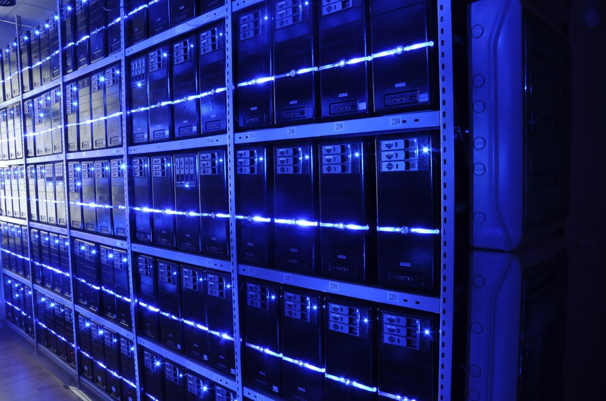 Serverrack i et datasenter – etter et datainnbrudd kan personopplysningene dine være på avveie, og en kredittsperre begrenser skaden.