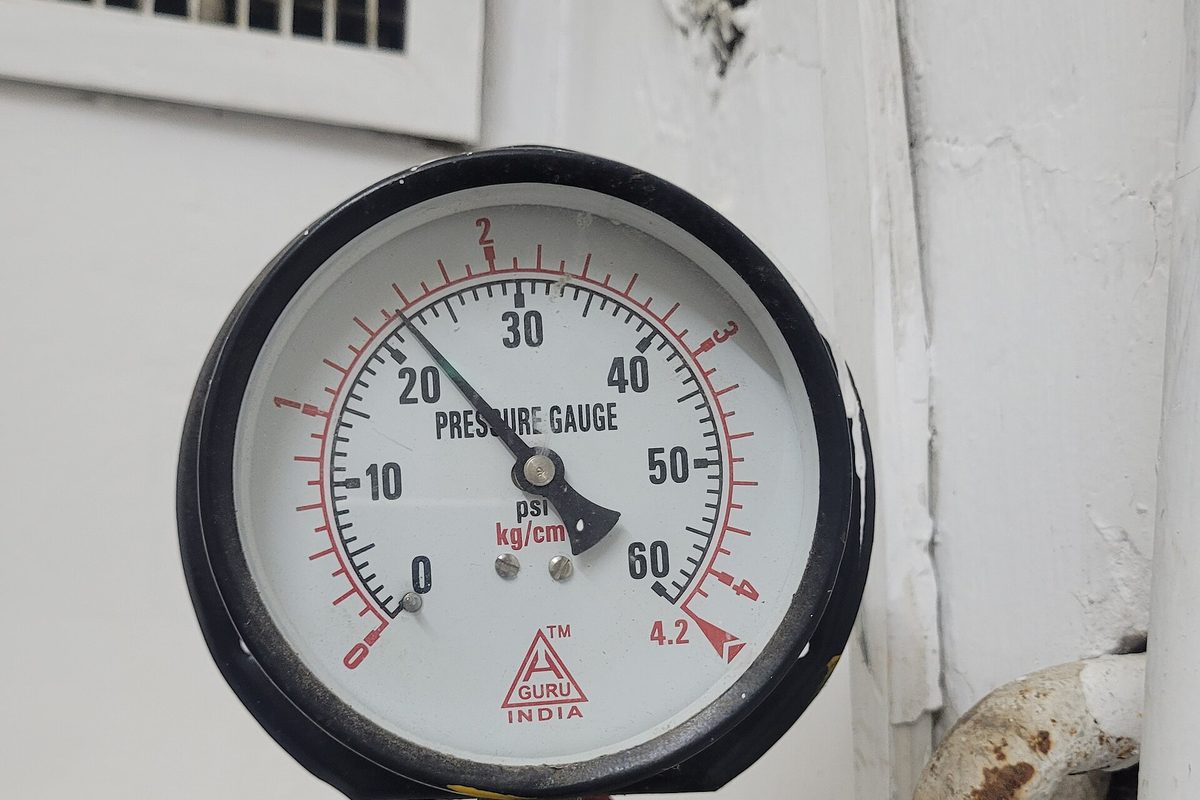 Manometer med nål som peker på en tallskala – kredittscoren er et måletall på hvor kredittverdig du regnes som.