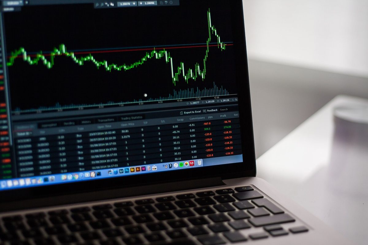 Finansgraf i skarpe farger på en dataskjerm – kredittvurderingen skjer maskinelt ved at datamodeller regner på tallene dine.