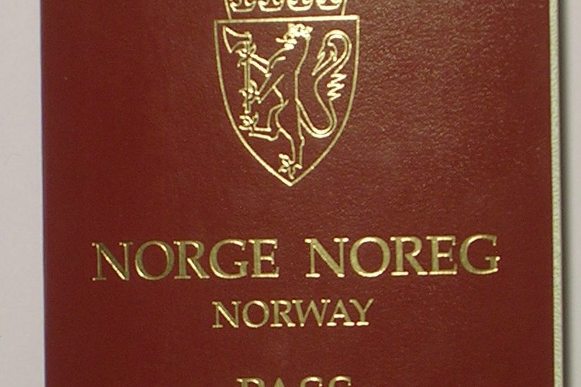 Rødt norsk pass med riksvåpenet – hos Creditsafe må du kunne dokumentere identiteten din med gyldig legitimasjon.