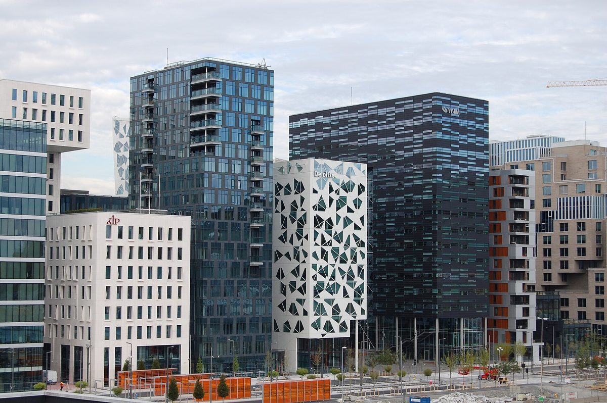 Moderne kontorbygg i Bjørvika i Oslo – sperrekravet ditt behandles av byråets norske avdeling.
