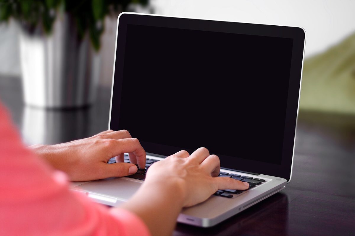 Hender som taster på en laptop – sperren hos Experian oppretter du selv i selvbetjeningsløsningen på nett.