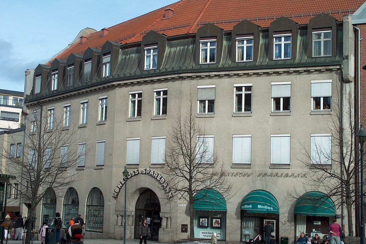 Ærverdig norsk sparebankbygg i mur – banken din kan bruke egne kundedata selv om du har kredittsperre.