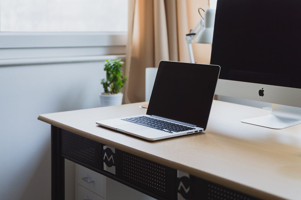 Laptop på et ryddig skrivebord – den som kredittsjekker deg, får bare beskjed om at opplysningene er sperret.