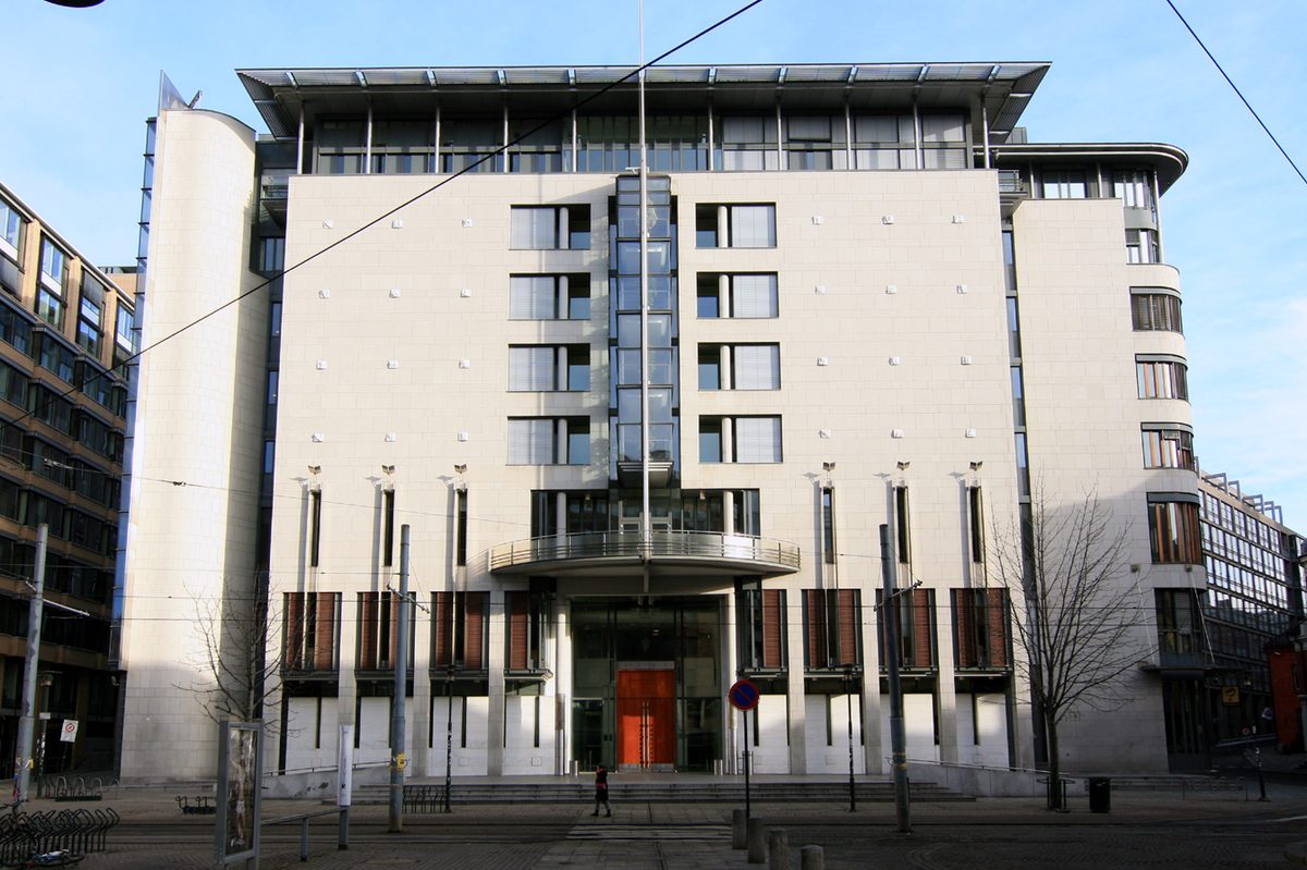 Oslo tinghus med den runde inngangsfronten – offentlige myndigheter kan kredittvurdere deg uavhengig av sperren.