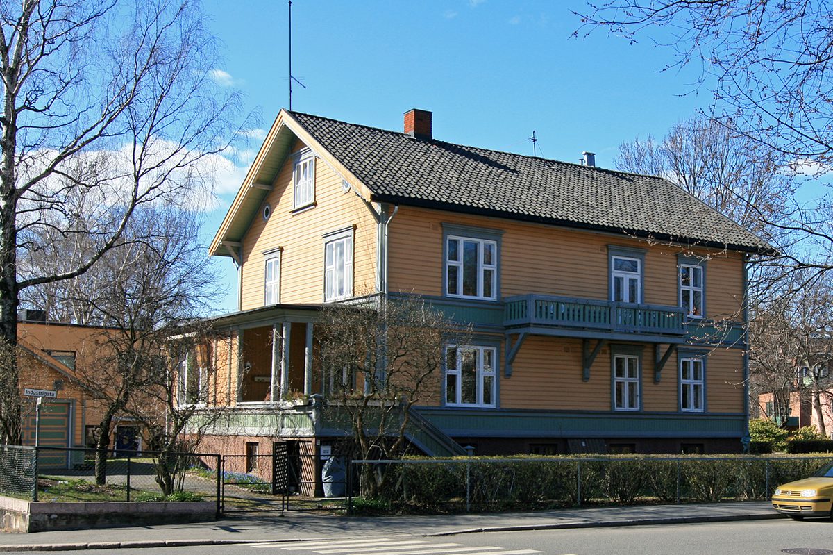 Klassisk norsk byvilla med hage – tinglyst pant i boligen står åpent i grunnboken uansett kredittsperre.